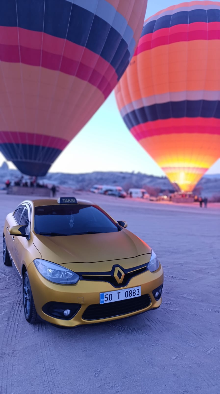 Kapadokya balon alanında Çavuşin Taksi aracı ve sıcak hava balonları